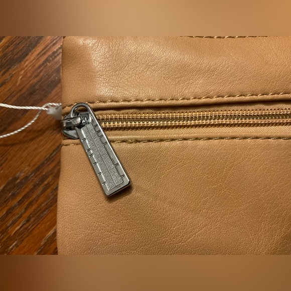 Nice Quilted Silver Hardware Wristlet Detachable Adjustable Strap Bag! - Picture 12 of 16